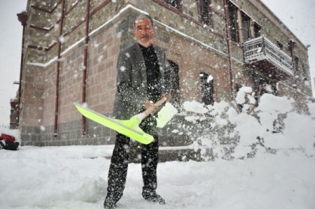 Erzurum’da başlayan kar yağışı aralıklarla devam ediyor