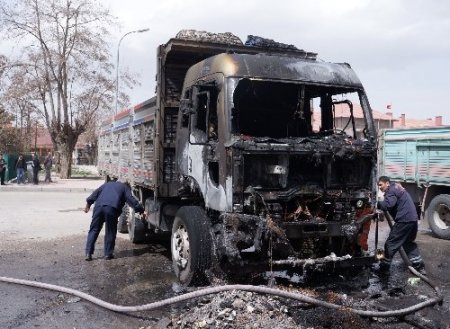 Erzurum'da çöplüğe park edilen kamyon yandı