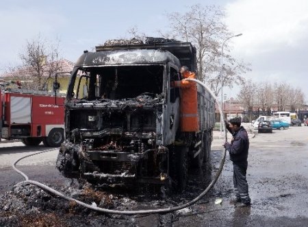 Erzurum'da çöplüğe park edilen kamyon yandı