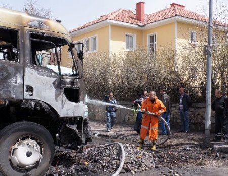 Erzurum'da çöplüğe park edilen kamyon yandı