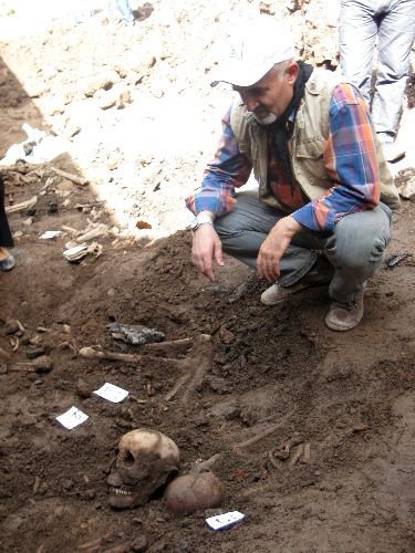 Erzurum'da Dehşetin Belgeleri: Toplu Mezarda Birbirine Sarılmış Baba-oğul İskeleti Bulundu