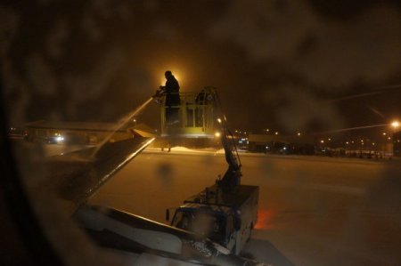 Erzurum'da donmaya karşı, uçak ve pist yüzeyi alkolle yıkanıyor