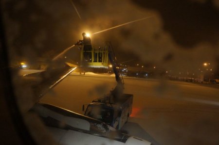 Erzurum'da donmaya karşı, uçak ve pist yüzeyi alkolle yıkanıyor