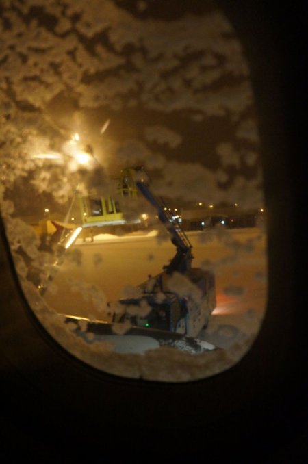 Erzurum'da donmaya karşı, uçak ve pist yüzeyi alkolle yıkanıyor