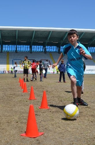 Erzurum'da futbol köylerine gidecek öğrenciler, kıyasıya mücadele sergiledi