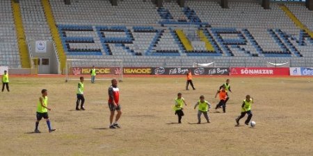 Erzurum'da futbol köylerine gidecek öğrenciler, kıyasıya mücadele sergiledi