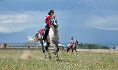 Erzurum’da kadın atlı cirit takımı kuruldu