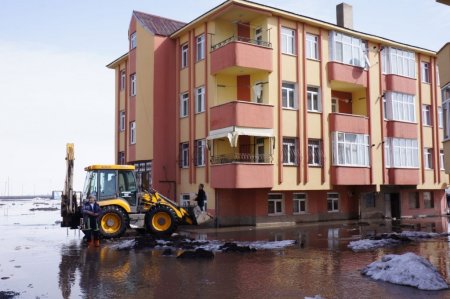 Erzurum'da kar eridi bodrum katları su altında kaldı