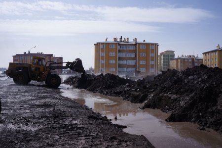 Erzurum'da kar eridi bodrum katları su altında kaldı
