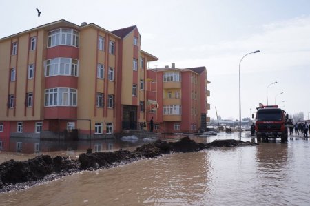 Erzurum'da kar eridi bodrum katları su altında kaldı