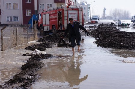 Erzurum'da kar eridi bodrum katları su altında kaldı