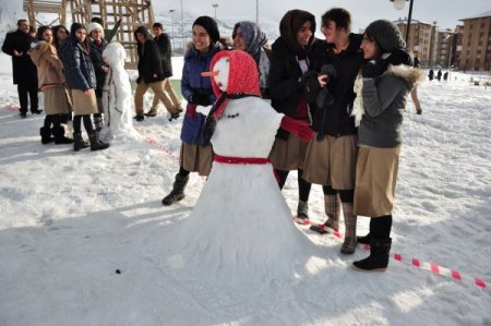 Erzurum'da kardan adam şenliği