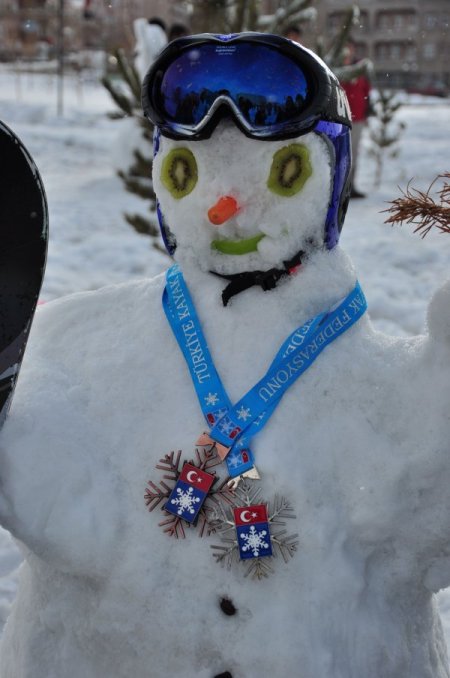 Erzurum'da kardan adam şenliği