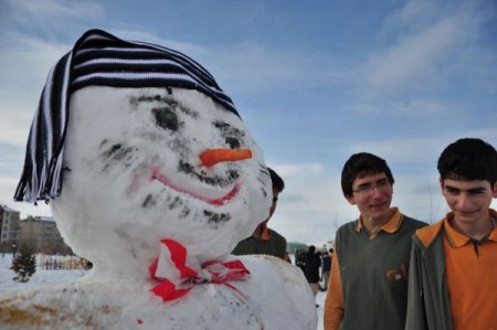 Erzurum'da kardan adam şenliği