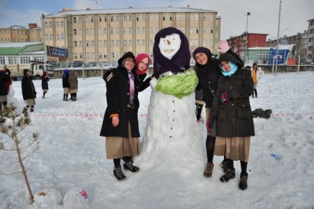 Erzurum'da kardan adam şenliği