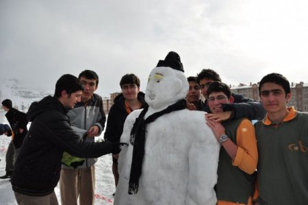 Erzurum'da kardan adam şenliği