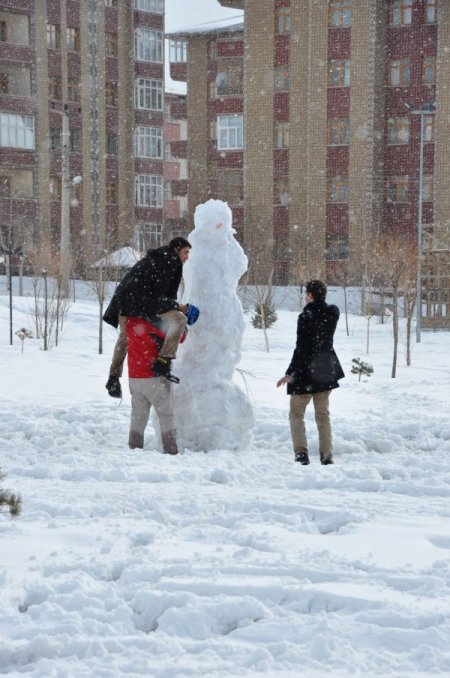 Erzurum'da kardan adam şenliği
