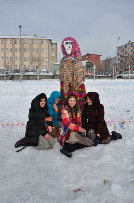Erzurum'da kardan adam şenliği