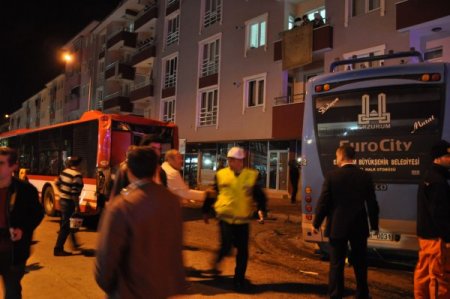 Erzurum'da midibüsün freni boşaldı: 8 yaralı (2)