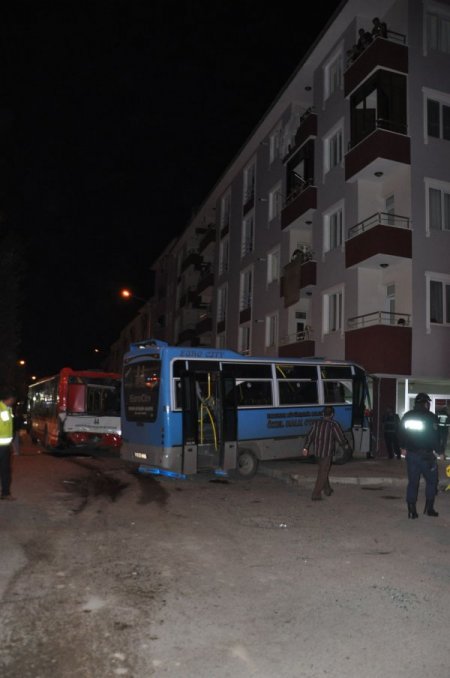 Erzurum'da midibüsün freni boşaldı: 8 yaralı (2)
