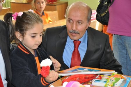 Erzurum’da okula yeni başlayan öğrencilere 'hoş geldin' çiçeği