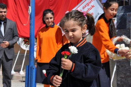 Erzurum’da okula yeni başlayan öğrencilere 'hoş geldin' çiçeği