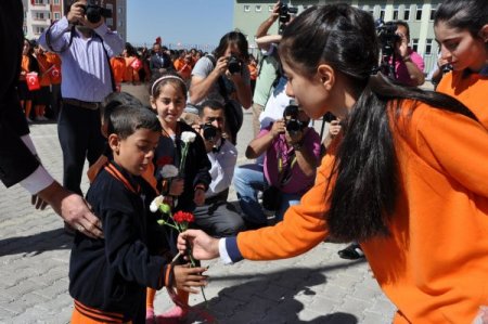 Erzurum’da okula yeni başlayan öğrencilere 'hoş geldin' çiçeği