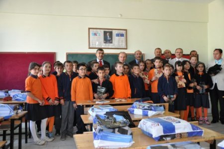 Erzurum’da okula yeni başlayan öğrencilere 'hoş geldin' çiçeği