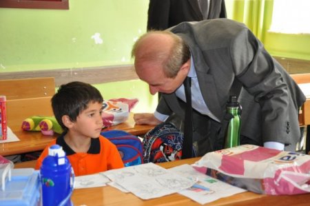 Erzurum’da okula yeni başlayan öğrencilere 'hoş geldin' çiçeği