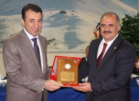 Erzurum'da SGK'ya yüksek prim ödeyen firmalara plaket verildi