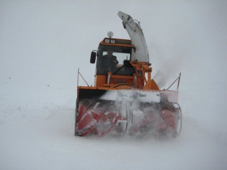 Erzurum'da tipi durdu, yol açma çalışmaları başladı