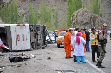 Erzurum’da yolcu otobüsü devrildi: 3 ölü, 28 yaralı