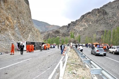 Erzurum’da yolcu otobüsü devrildi: 3 ölü, 28 yaralı