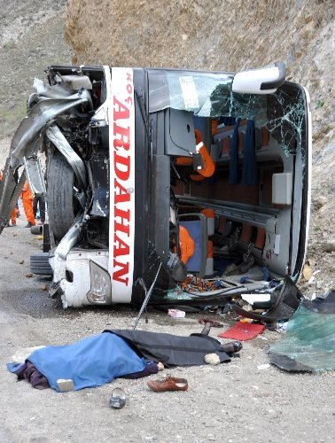 Erzurum’da yolcu otobüsü devrildi: 3 ölü, 28 yaralı