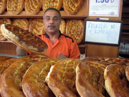 Erzurumlu Ramazan'da Askıya Ekmek Bırakmayı Unutmuyor