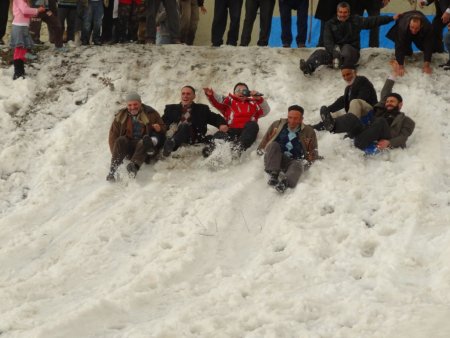 Erzurumlular, leğenle kayıp, çocukluk günlerini yad etti
