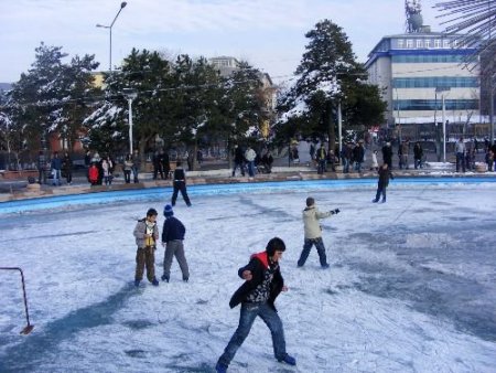 Erzurumlular Havuzbaşı'nda Paten Yapmaya Başladı