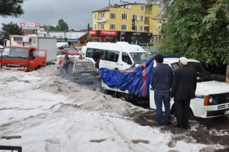 Erzurum'u Dolu Vurdu, Birikintilere Saplanan Araçları Ekipler Kurtardı