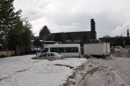 Erzurum'u Dolu Vurdu, Birikintilere Saplanan Araçları Ekipler Kurtardı