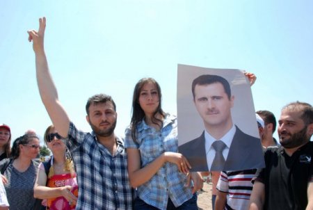 Esed Taraftarlarından Muhaliflerin Kaldığı Otelin Yakınında Protesto Gösterisi