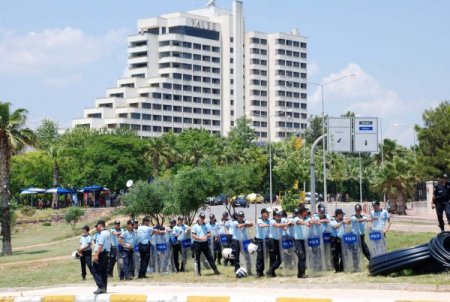 Esed Taraftarlarından Muhaliflerin Kaldığı Otelin Yakınında Protesto Gösterisi