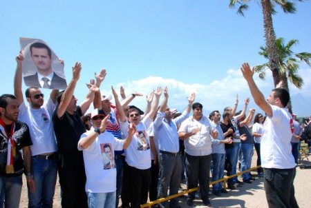 Esed Taraftarlarından Muhaliflerin Kaldığı Otelin Yakınında Protesto Gösterisi