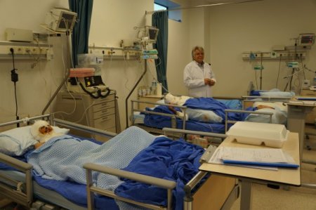 Esed'in bombaladığı Suriyeliler, Adana'da şifa arıyor