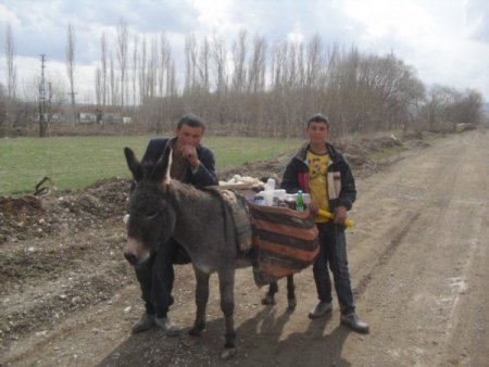 Eşekle Yol Kenarından Cam Şişe Ve Hurda Toplayıp Satıyorlar