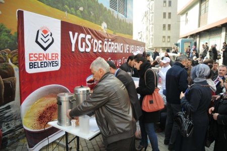 Esenler Belediyesi, sınava giren öğrencilere çay ve çorba dağıttı