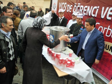 Esenler Belediyesi, sınava giren öğrencilere çay ve çorba dağıttı