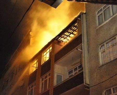Esenler'de Alev Alev Yanan Ev Küle Döndü