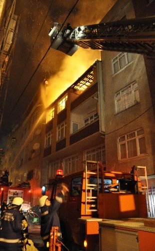 Esenler'de Alev Alev Yanan Ev Küle Döndü