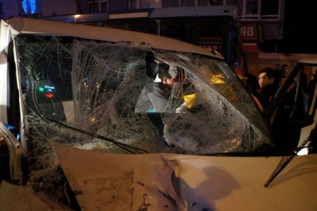 Esenler'de kaza: Araçta sıkışan yaralı güçlükle çıkarıldı