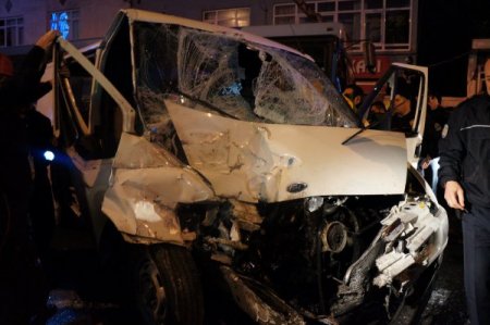 Esenler'de kaza: Araçta sıkışan yaralı güçlükle çıkarıldı